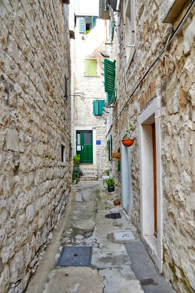 Plan Vertical Une Ruelle Étroite Dans Quartier Médiéval Split Croatie — Photo