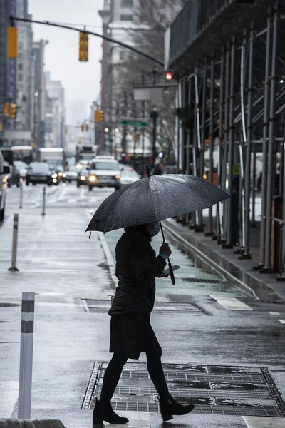 Plan Vertical Une Femme Avec Parapluie Traversant Rue Jour Pluie — Photo