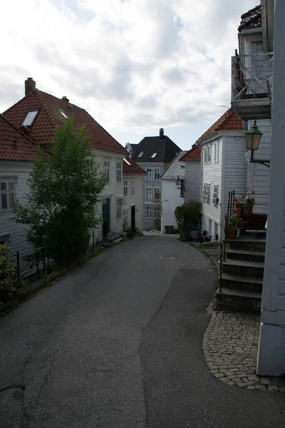 Vue Verticale Une Rue Étroite Bergen Norvège Par Temps Nuageux — Photo