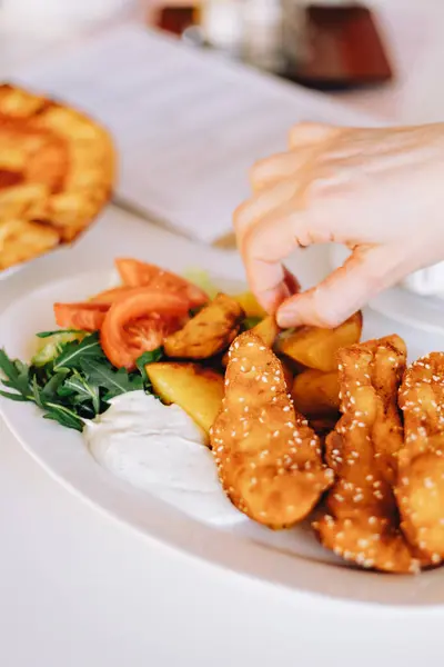 Uma Mão Tomando Pedaço Nugget Frango Frito Crocante Servido Com — Fotografia de Stock