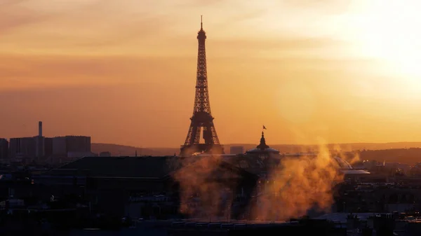 パリの夕日のエッフェル塔の美しい景色フランス — ストック写真