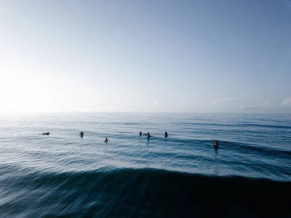 Una Hermosa Toma Surfista Descansando Sobre Sus Tablas Mar Azul — Foto de Stock