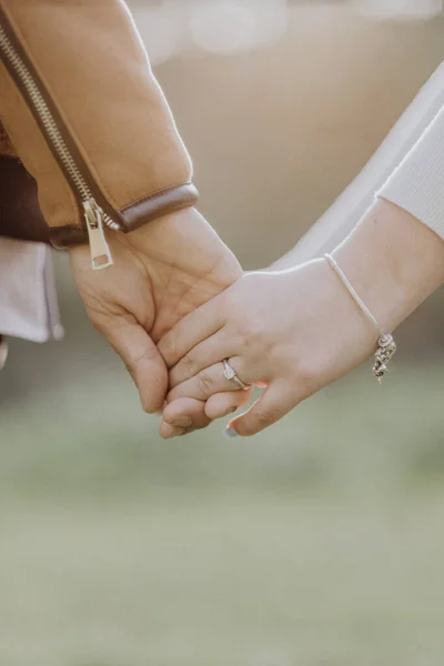 Ein Ehepaar Das Hand Hand Auf Verschwommenem Hintergrund Geht — Stockfoto