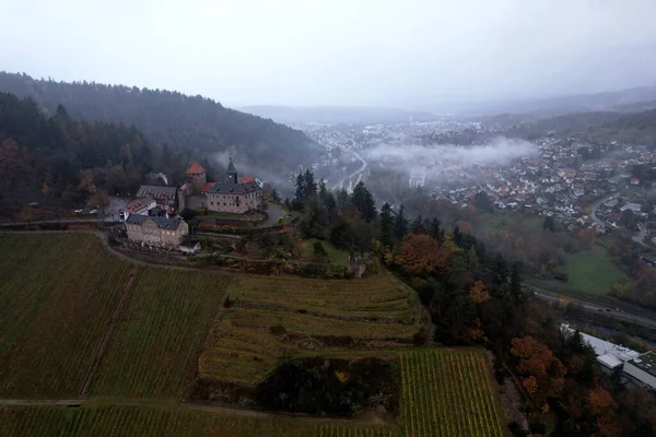 Uma Vista Aérea Castelo Medieval Uma Floresta Outono Eberstein Alemanha — Fotografia de Stock