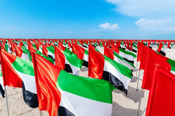 Denní Záběr Spousty Vlajek Spojených Arabských Emirátů Pláži Pod Modrou — Stock fotografie