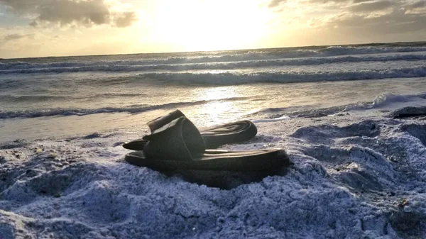 Cênico Tiro Sandálias Costa Mar Durante Pôr Sol — Fotografia de Stock