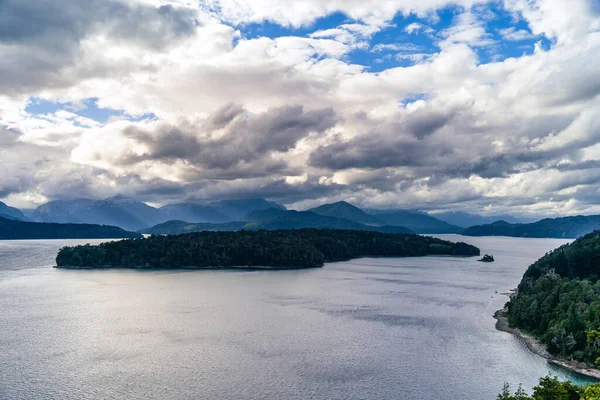 Güzel Bir Göl Manzarası Dağlar Gökteki Güzel Kabarık Bulutlar — Stok fotoğraf