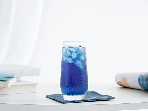 Une Mise Point Sélective Cocktail Bleu Avec Des Glaçons Sur — Photo