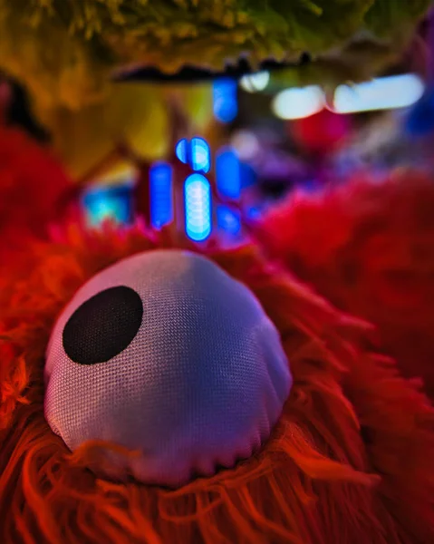 毛绒玩具红色毛绒玩具眼睛的特写 — 图库照片