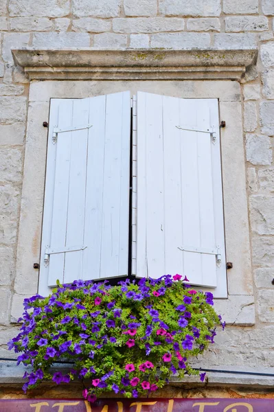 Tiro Vertical Uma Janela Uma Casa Trogir Uma Cidade Medieval — Fotografia de Stock