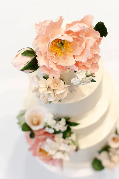 Primer Plano Tarta Boda Estratificada Flores Comestibles Fondo Blanco — Foto de Stock