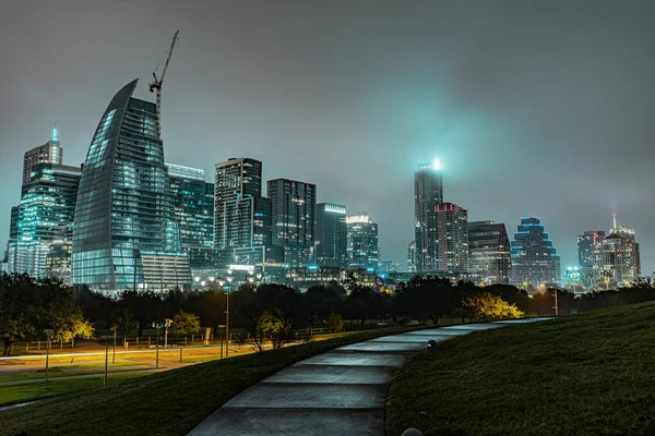 Horizontale Aufnahme Eines Wolkenkratzers Bei Nacht Vor Nebligem Himmel Austin — Stockfoto