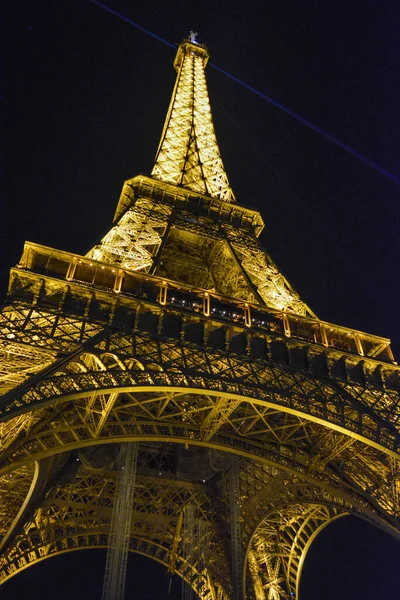 Een Lage Hoek Opname Van Eiffeltoren Parijs Frankrijk Met Gouden — Stockfoto