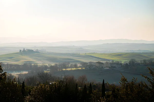 イタリア トスカーナ州フランシゲナ経由の牧草地の景色 — ストック写真