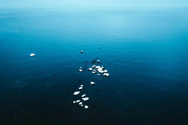 Morceau Glace Sur Une Mer Bleue Calme — Photo