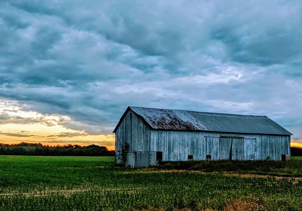 Grande Fienile Legno Campo Sotto Cielo Blu Arancio Tramonto — Foto Stock