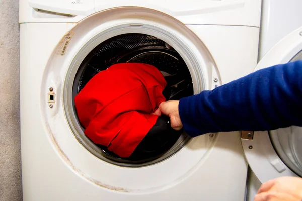 Una Mano Una Mujer Lavando Ropa Una Lavadora — Foto de Stock