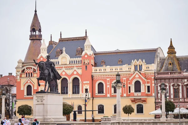 ルーマニアのオラデアで彫刻と美しいカラフルな建物や建築芸術 — ストック写真