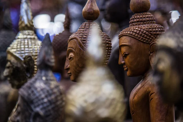 アジアの異なる色の仏像 — ストック写真
