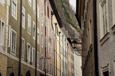 Pastel şehrinin güzel bir manzarası yerleşim yerlerinin beyaz pencere çerçevelerini açıyor.