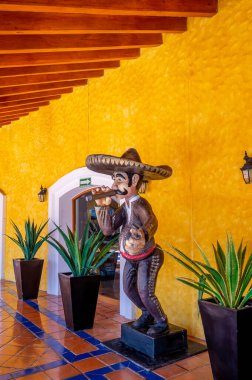 Riviera Maya 'daki Bahia Principe Hacienda Dona İsabel' deki renkli binanın güzel bir manzarası.