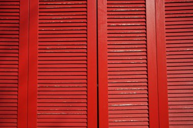 Arka planlar için kırmızı ahşap pencere panjurlarının yakın çekimi