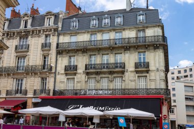 Gökyüzüne karşı eski bina cephesi, Dijon mimarisi, Fransa.