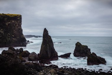 Kayalık sahil manzarası ve İzlanda 'daki Reykjanes uçurumlarının doğal görüntüsü.