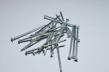 Gri arka planda izole edilmiş inşaat vidalarının yakın plan çekimi