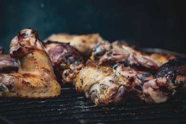 Izgarada kızarmış tavuk parçaları yakın çekim.