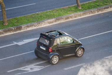 Smart ForTwo marka üstü açık bir arabanın Lizbon sokaklarında çekilmiş bir fotoğrafı.