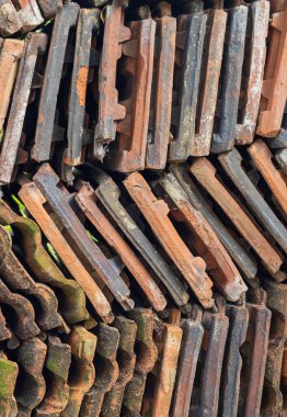 Sri Lanka 'da bir günde çok sayıda çatı kiremitinin dikey çekimi