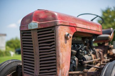 Ontario 'daki bir çiftlikte paslı, eski bir kırmızı traktörün yakın plan çekimi.