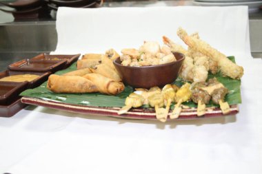 Beyaz arkaplanı olan lezzetli bir yemeğin yakın çekimi.