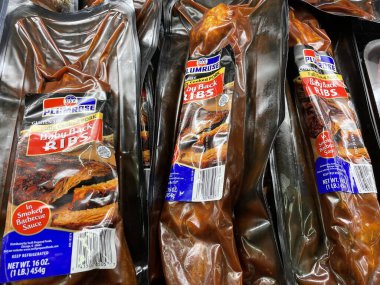 Plumrose bebek kaburgaları olan bir mağaza rafı.