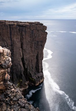 İskoçya, Shetland 'da Eshaness Kayalıklarının dikey çekimi.
