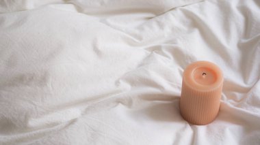 Romantik zamanlar için beyaz arkaplandaki Kaburgalı Sütun Mumu