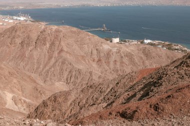 Göl kenarındaki dağların manzarası. Sina, Mısır.