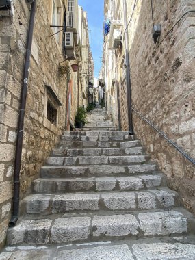 Hırvatistan 'ın Dubrovnik kentinde mavi gökyüzü olan uzun merdivenlerin güzel bir görüntüsü