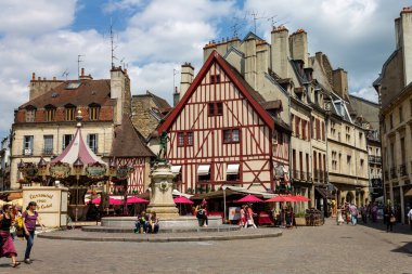 Güneşli bir günde Francois Rude Meydanı 'ndaki Bareuzai heykeli ve fıskiyesi mavi gökyüzüne karşı, Cote d' Or, Dijon, Fransa