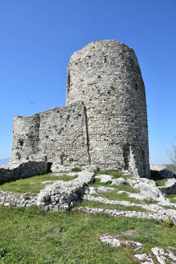 İtalya 'nın Rocca San Felice kasabasındaki bir ortaçağ kulesinin dikey çekimi..