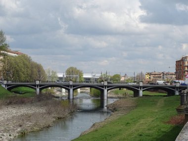 Parma, Emilia Romagna, İtalya 'da nehir üzerinde bir köprü.