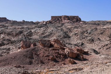 Mavi gökyüzüne karşı kuru kayaların manzarası. Sina, Mısır.