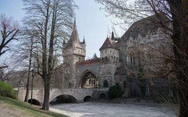 Almanya 'nın Budapeşte kentindeki Vajdahunyad Kalesi' nin açık hava manzarası