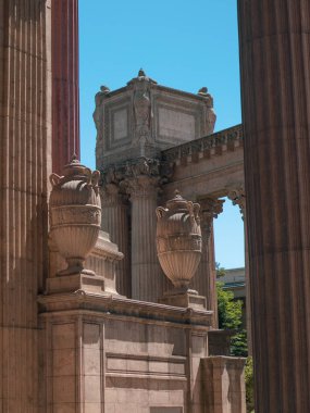 Gündüz vakti açık mavi gökyüzü olan tarihi bir tapınağın bazı detaylarının güzel bir görüntüsü.