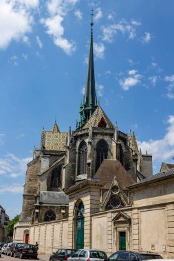 Dijon Katedrali 'nin dikey çekimi ya da Dijon Aziz Benignus Katedrali. Fransa.