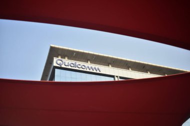 Hindistan 'da tavandaki kumaştan görülen bir Qualcomm ofis binası. Qualcomm, ABD merkezli yarı iletken bir şirketin lideri.