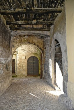 Fumone, Lazio, İtalya 'daki evler arasında dar bir kaldırım taşı tünelinin dikey çekimi