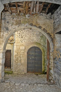 Fumone, Lazio, İtalya 'da dar bir kaldırım taşı tünelinin dikey çekimi