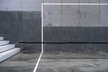 Yerde beyaz çizgiler bir spor sahasını işaret ediyor.